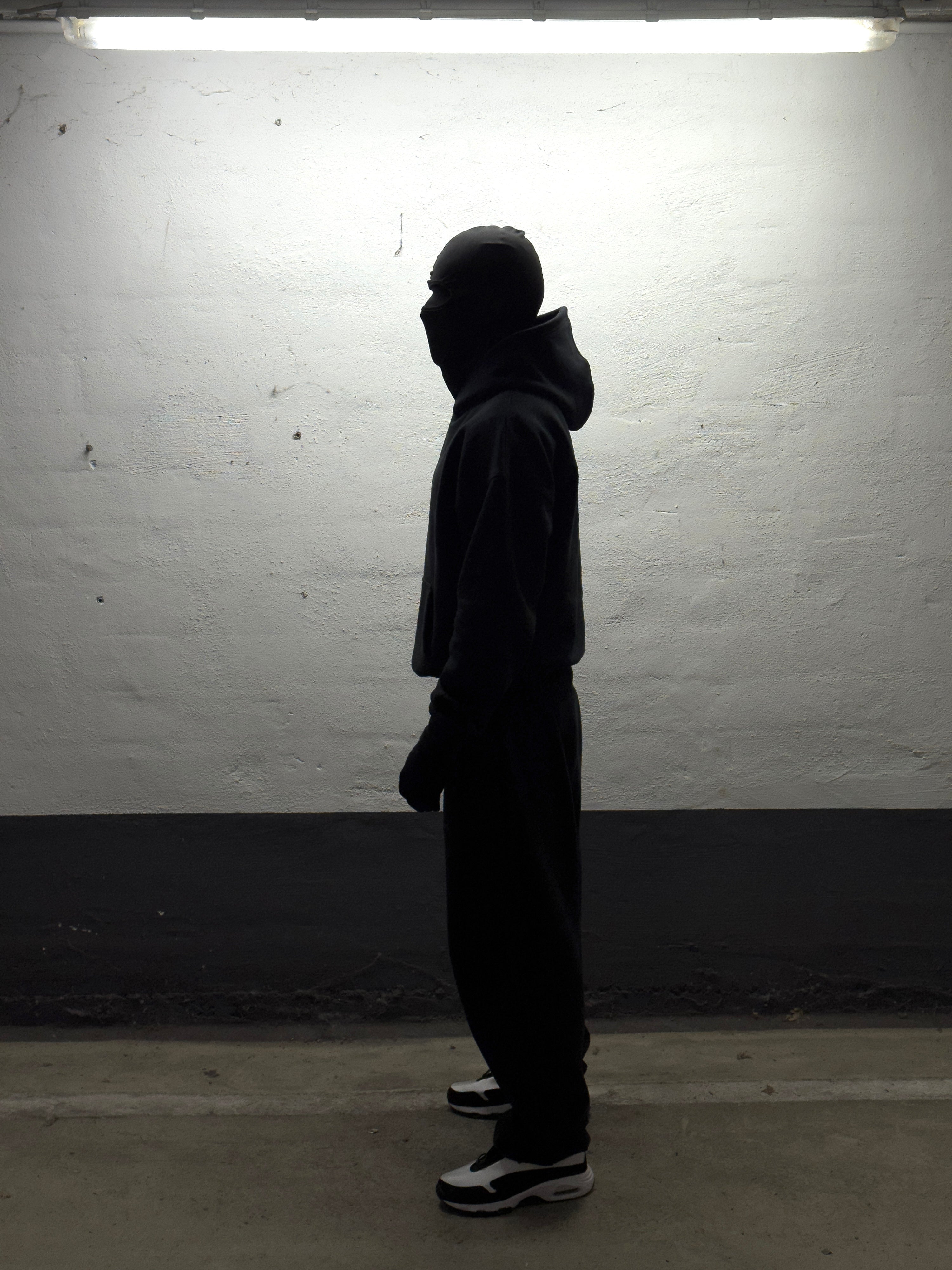 001 HOODIE BLACK
